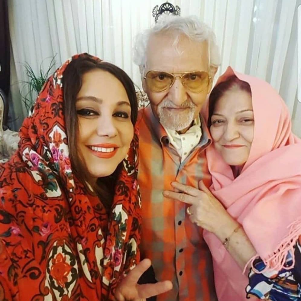بهنوش بختیاری در کنار پدر و مادرش