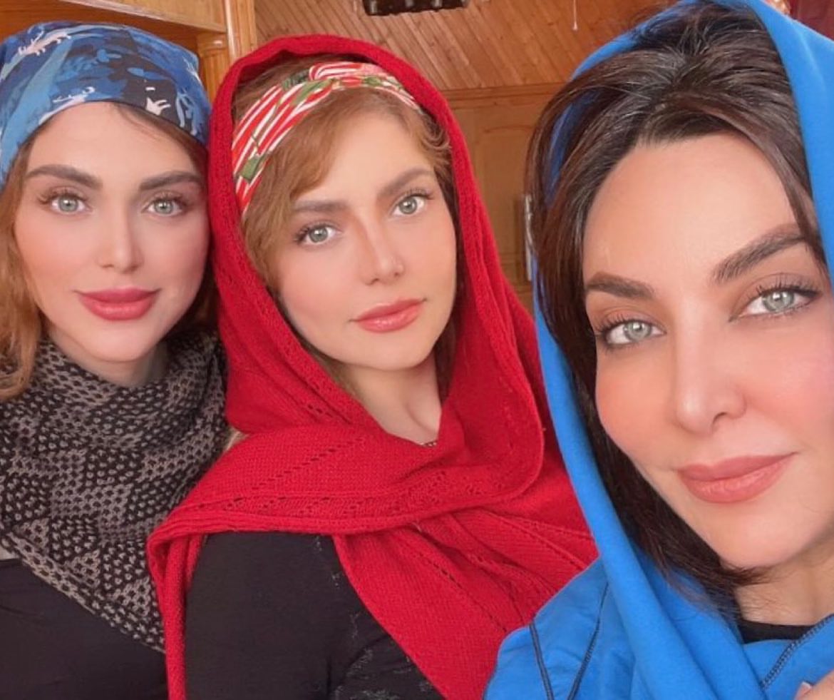 فقیه سلطانی به همراه خواهرانش