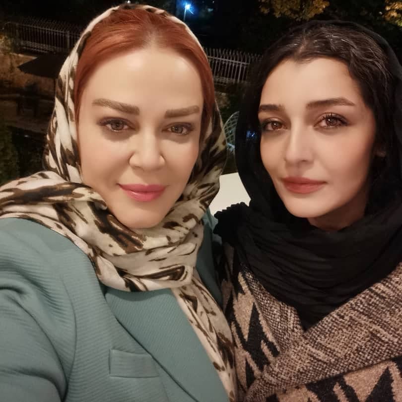 بهاره رهنما در کنار ساره بیات