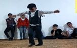 آواز شاد؛ پسربچه با رقصش کاری کرده بچه های دیگه که دارن نگاهش میکنن انگشت به دهنن
